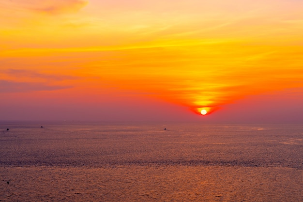 beau coucher de soleil crépuscule ciel avec mer et océan