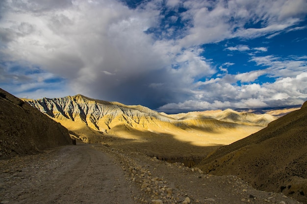 Beau coucher de soleil dans le canyon du désert et le désert vert du village de Ghami dans le haut Mustang Népal