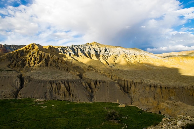 Beau coucher de soleil dans le canyon du désert et le désert vert du village de Ghami dans le haut Mustang Népal