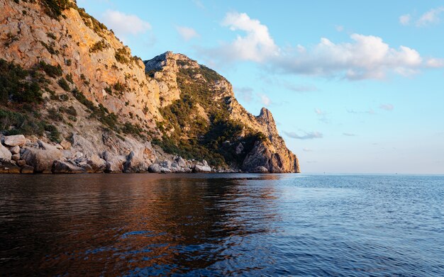 Beau coucher de soleil dans la mer pour le fond