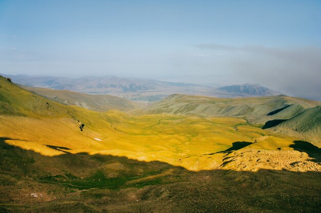 Beau coucher de soleil dans les montagnes