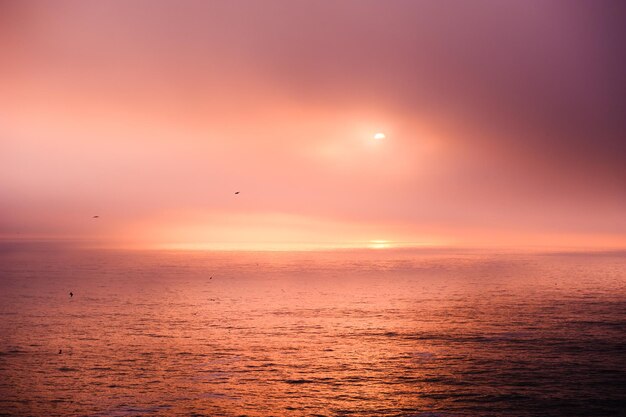 Beau coucher de soleil dans l'océan Atlantique près de la côte de l'Algarve, au Portugal. Fond de nature colorée