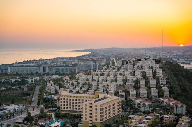 Beau coucher de soleil dans la ville de Konakli près d'Alanya sur la mer Méditerranée, en Turquie