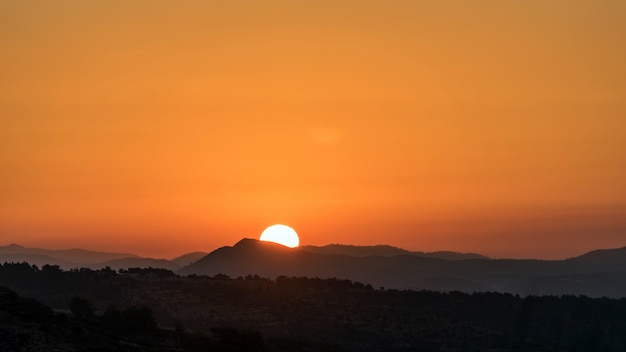 Beau coucher de soleil derrière les montagnes à Chypre.