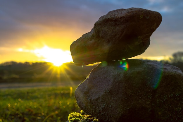 Beau coucher de soleil avec deux rochers l'un sur l'autre