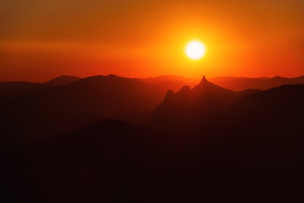 Photo beau coucher de soleil doré dans les montagnes