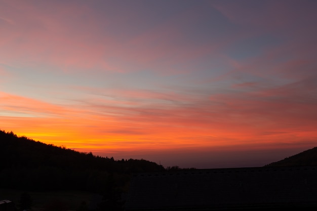 Beau coucher de soleil dramatique en forêt noire allemande