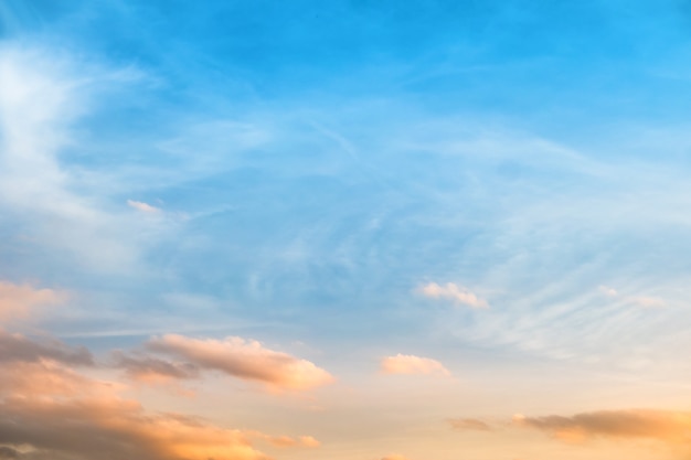 Beau coucher de soleil dramatique avec soleil et nuages