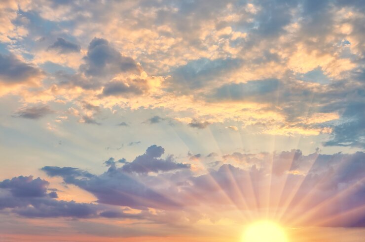 Photo beau coucher de soleil du soir avec nuages et rayons de soleil