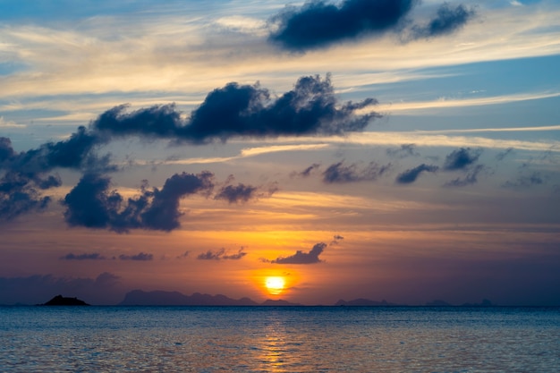 Beau coucher de soleil sur l'eau de mer calme