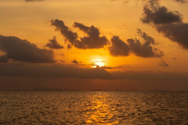 Beau coucher de soleil sur l'eau de mer sur l'île de Koh Phangan Thailand Travel and nature concept