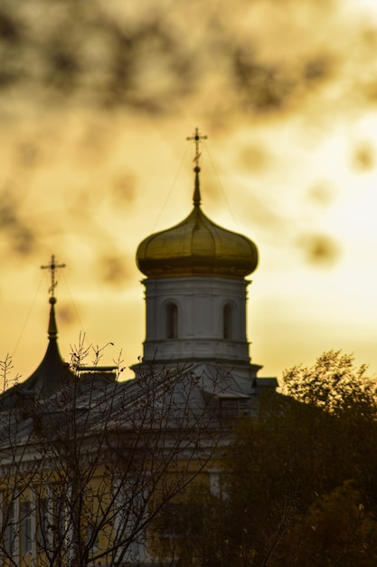 Beau coucher de soleil sur l'église orthodoxe
