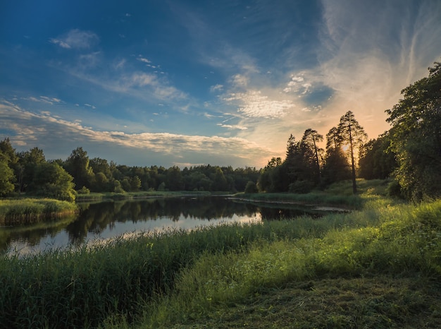 Beau coucher de soleil d'été au bord du lac, reflet parfait du ciel sur le lac nord