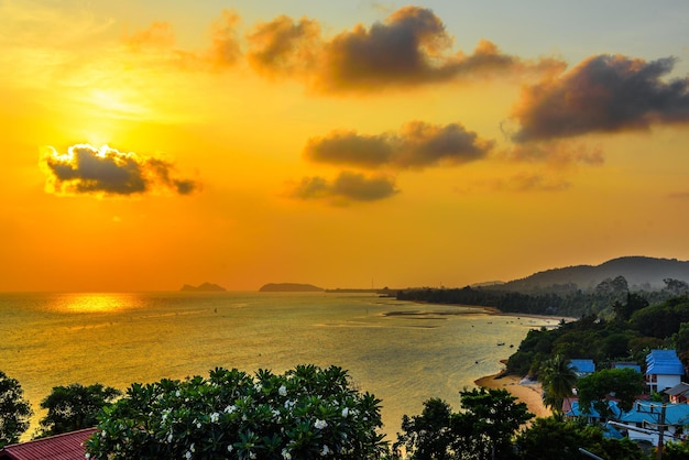 Beau coucher de soleil féerique sur l'île de Koh Phangan Suratthani Thaila