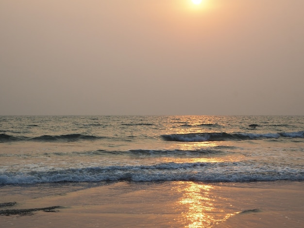 Beau coucher de soleil sur le fond de la mer et de la plage en été. Concept de vacances et de vacances