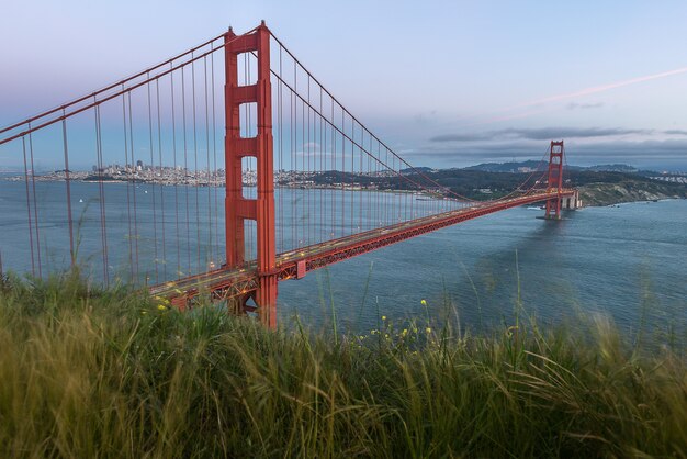 Beau coucher de soleil et Golden Gate Bridge