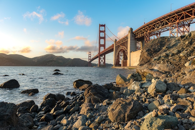 Beau coucher de soleil et Golden Gate Bridge