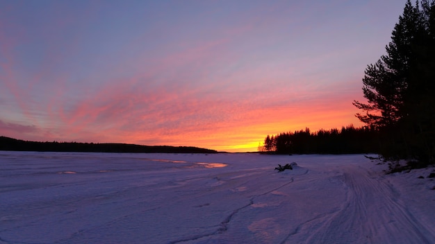 Beau coucher de soleil d'hiver en Carélie sur la mer blanche gelée