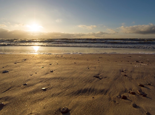 Beau coucher de soleil d'hiver sur la plage de sable de la mer Baltique en Lituanie Klaipeda