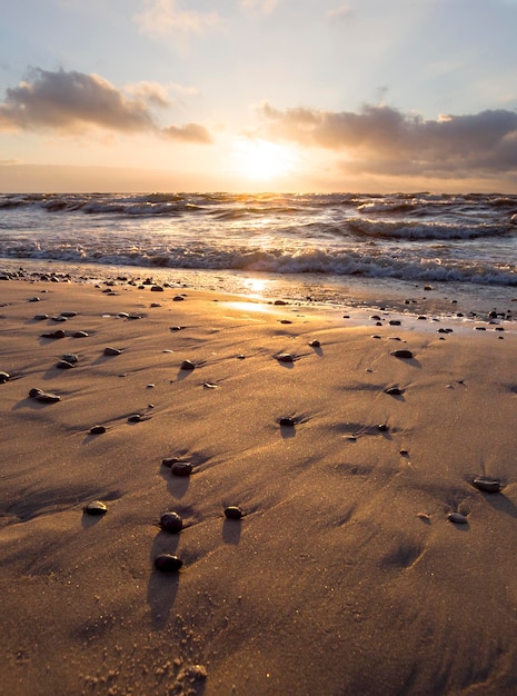 Beau coucher de soleil d'hiver sur la plage de sable de la mer Baltique en Lituanie Klaipeda
