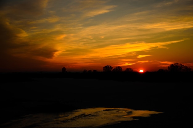 Beau coucher de soleil d'hiver sur une rivière Dniepr