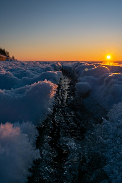 Beau coucher de soleil d'hiver sur la Volga