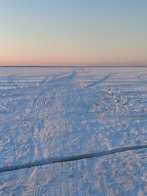 Beau coucher de soleil d'hiver sur la Volga