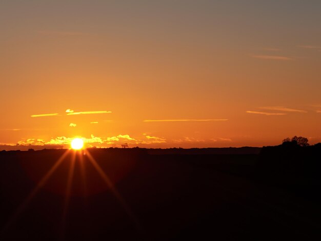 Photo beau coucher de soleil à l'horizon