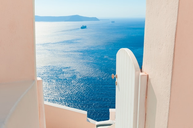 Beau coucher de soleil sur l'île de Santorin, Grèce. Architecture blanche et mer bleue. Destinations de voyage célèbres