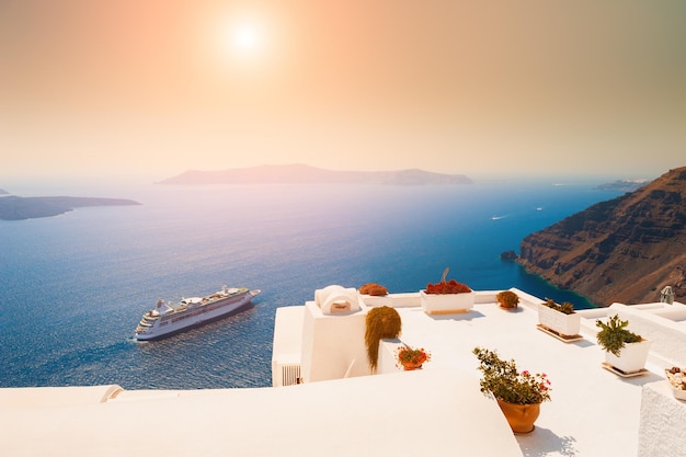 Beau coucher de soleil sur l'île de Santorin, Grèce. Architecture blanche sur les rochers avec vue sur la mer. Destination de voyage célèbre