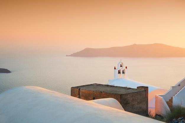 Beau coucher de soleil sur l'île de Santorin, Grèce. Paysage d'été, vue mer