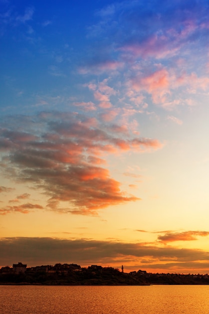 Beau coucher de soleil sur le lac avec des nuages et des reflets sur l'eau