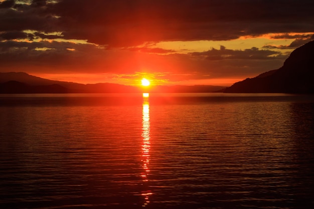 Beau coucher de soleil sur le lac de Thun en Suisse