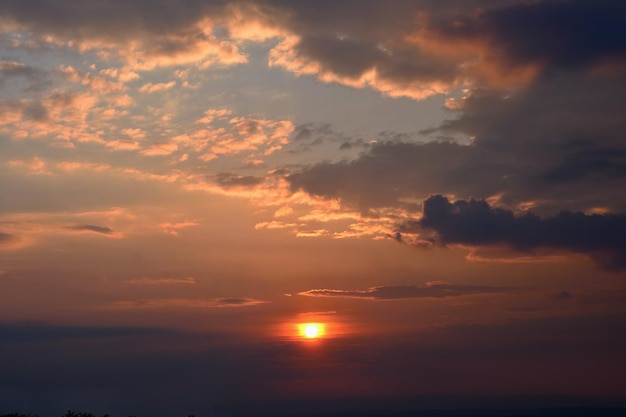 Beau coucher de soleil lever du soleil avec des nuages Ciel avec des nuages Fond naturel coloré