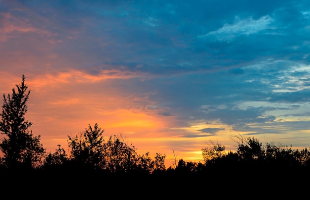 Beau coucher de soleil lumineux à l'extérieur de la ville orange et bleu