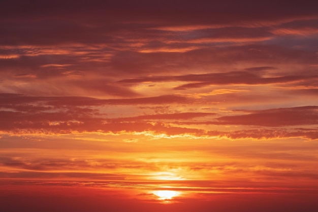 Beau coucher de soleil lumineux avec des nuages dramatiques multicolores