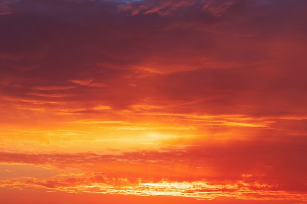 Beau coucher de soleil lumineux avec des nuages dramatiques multicolores