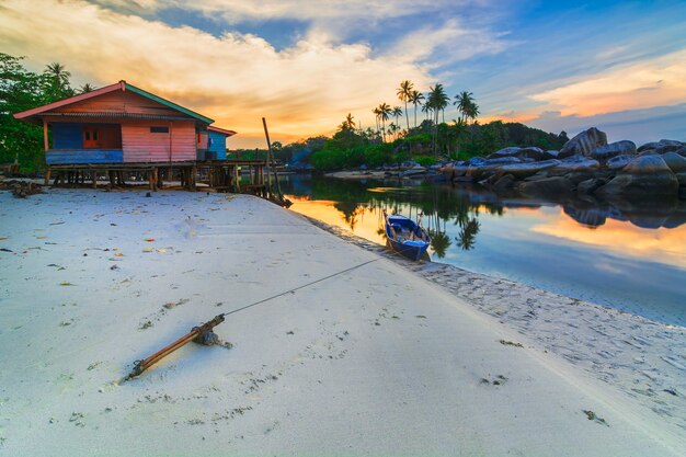 beau coucher de soleil et maison en bois dans le village de pêcheurs