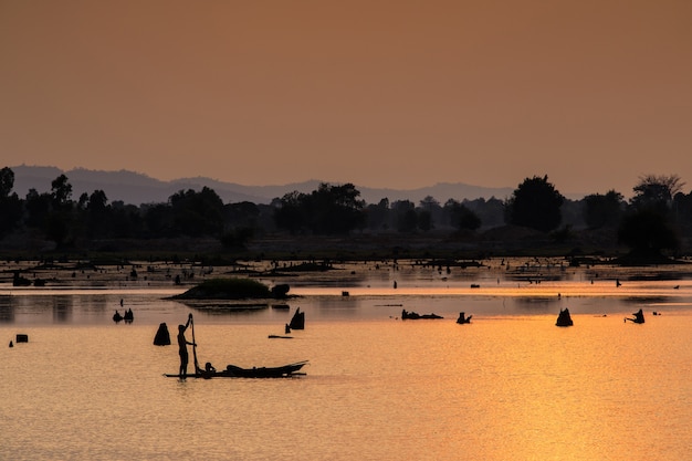 Beau coucher de soleil sur le marais dans la campagne de Thaïlande.