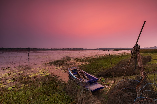 Beau coucher de soleil sur le marais dans la campagne de la Thaïlande.