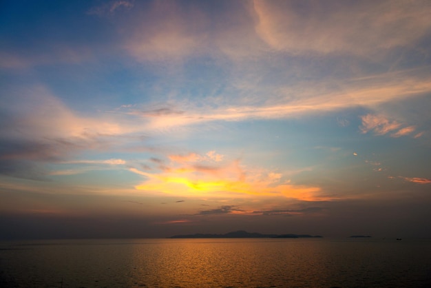 Beau coucher de soleil sur la mer au crépuscule