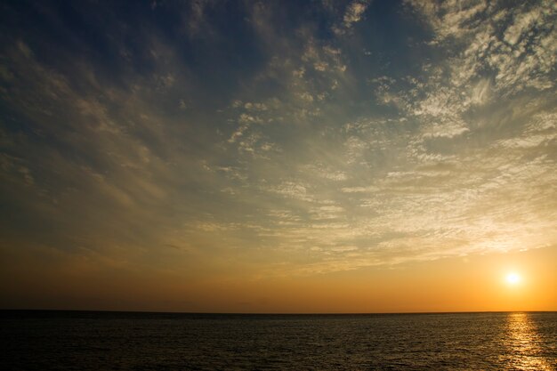 Beau coucher de soleil sur la mer Ciel bleu et nuages