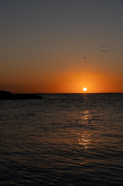 Beau coucher de soleil sur la mer depuis Holbox au Mexique