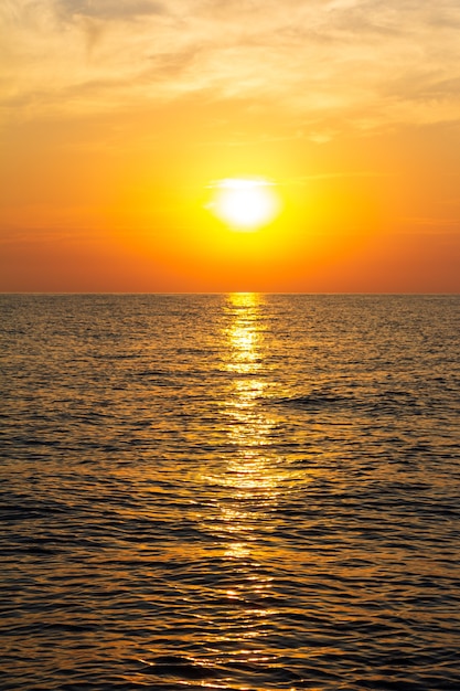 Beau coucher de soleil sur la mer en été