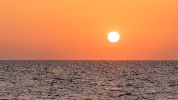 Photo beau coucher de soleil sur la mer méditerranée à la plage de tel aviv israël 2020