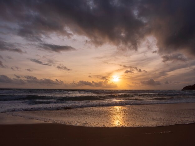 Beau coucher de soleil sur la mer de palourdes avec fond de ciel nuageux Coucher de soleil sur la plage tropicale