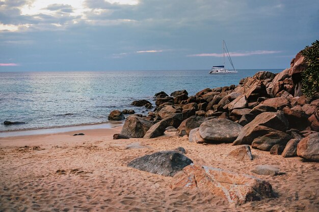 Beau coucher de soleil sur la mer de Phuket au sud de la Thaïlande L'idée et le concept de détente et de loisirs