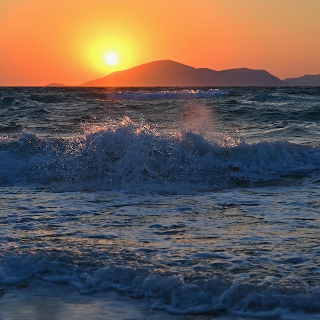 Beau coucher de soleil avec mer et vagues Concept de fond coloré naturel pour les vacances d'été et de mer Grèce île de Kos
