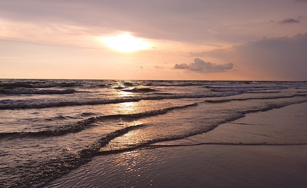 Beau coucher de soleil sur la mer avec Vanilla Sky.