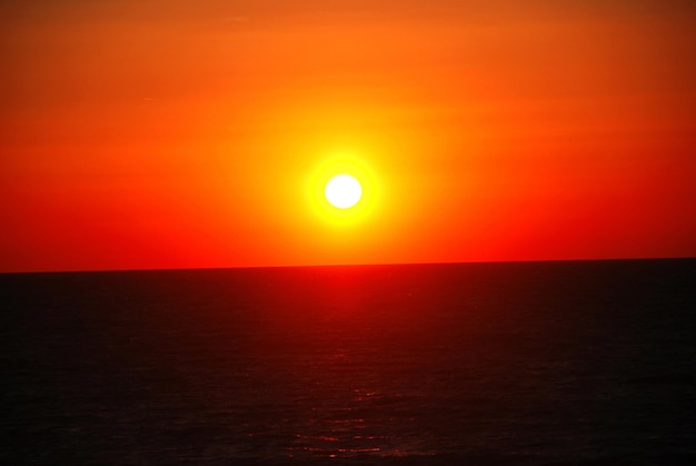 Beau coucher de soleil sur la mer